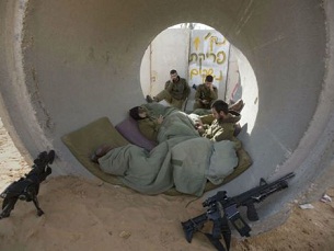 Des soldats israliens cachs dans des tunnels
